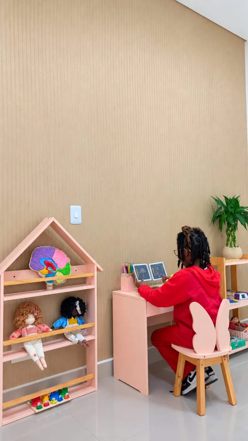 Ambiente de desenvolvimento infantil com recursos lúdicos